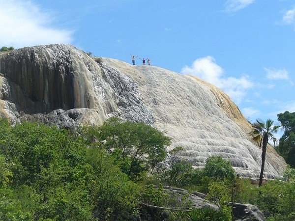 Thác hóa đá ở Mexico: Hierve el Agua có nghĩa là “nước sôi”, nhằm mô tả dòng nước suối khoáng nóng sủi bọt. Nhìn từ xa, thác trông giống bị đóng băng khi chảy xuống từ núi.
